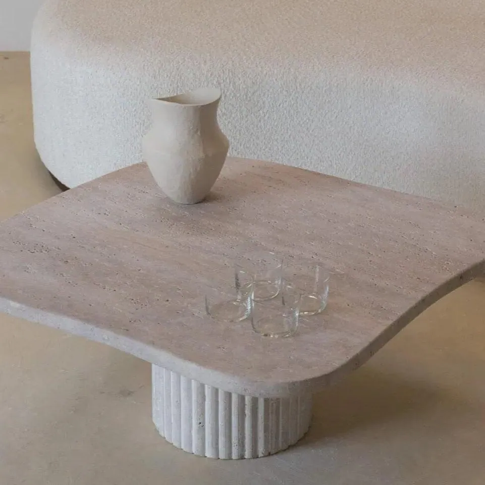 Table basse japandi Shiro en travertin sur base cannelée