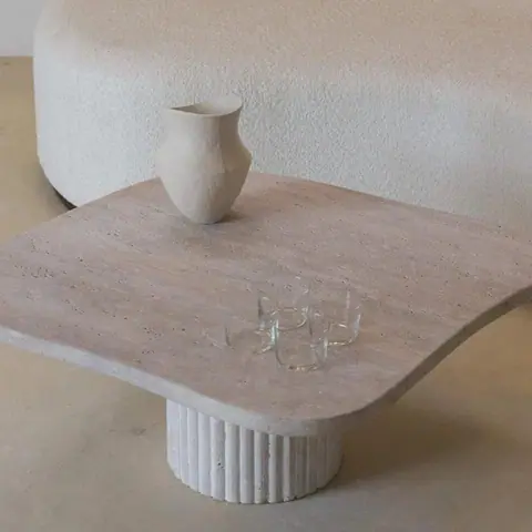 Table basse japandi Shiro en travertin sur base cannelée