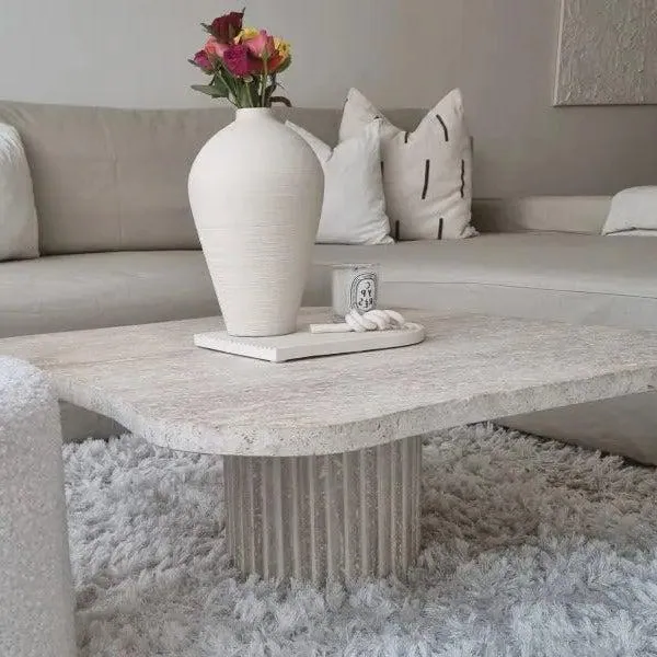 Table basse japandi Shiro en travertin sur base cannelée, vue 2