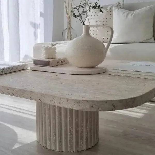 Table basse japandi Shiro en travertin sur base cannelée, vue 3