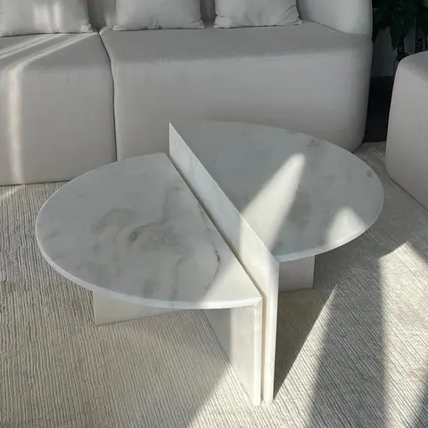 Table basse japandi Yuki en marbre blanc, deux demi-lunes