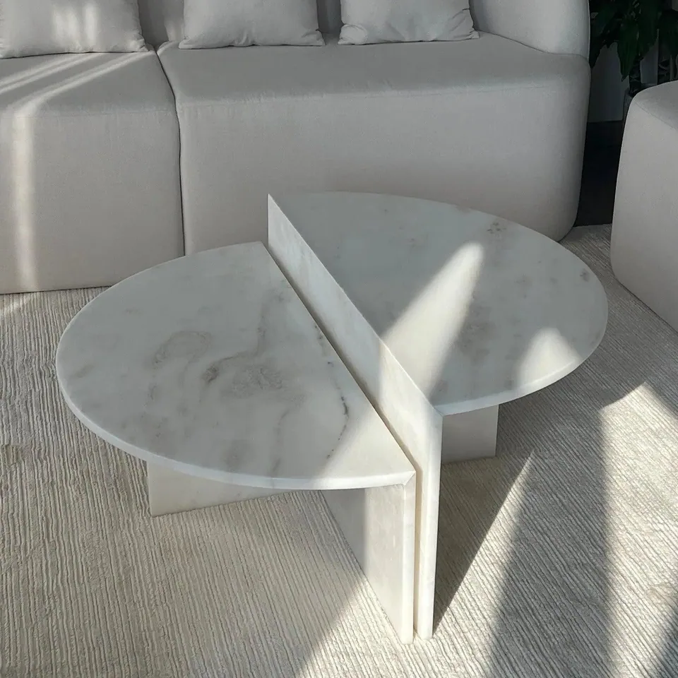 Table basse japandi Yuki en marbre blanc, deux demi-lunes