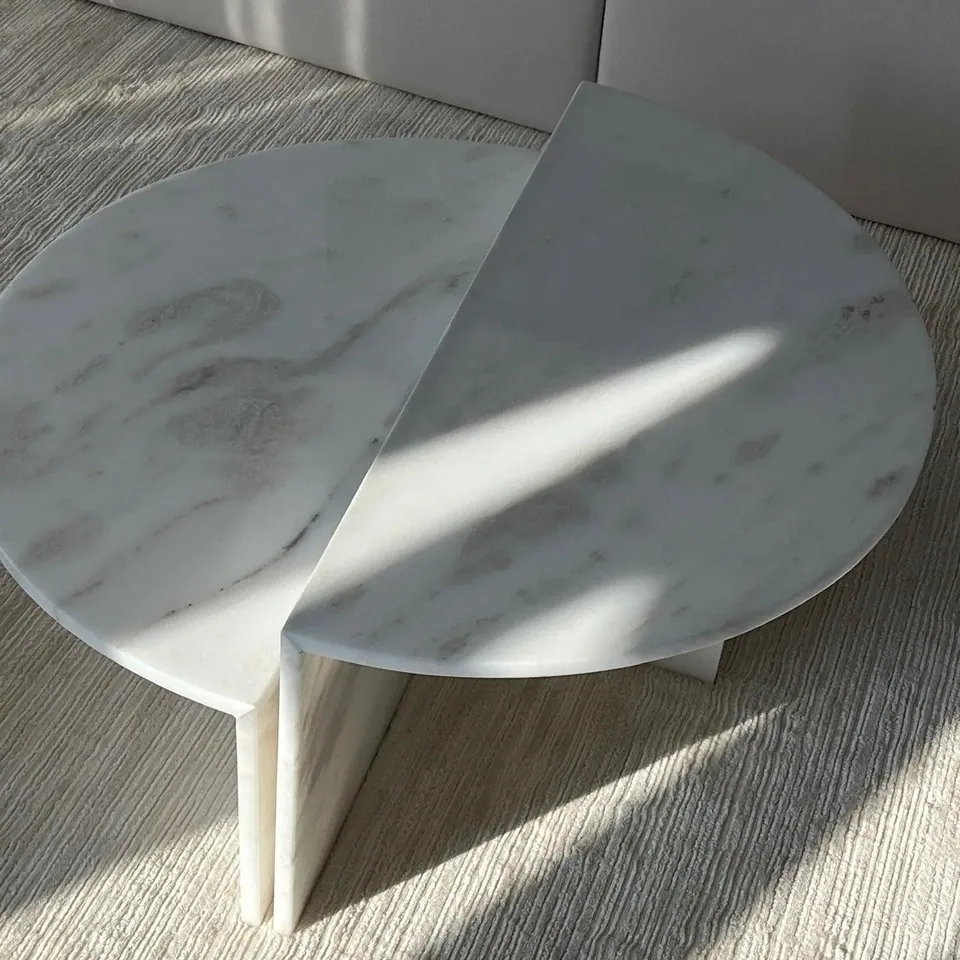 Table basse japandi Yuki en marbre blanc, deux demi-lunes, vue 2