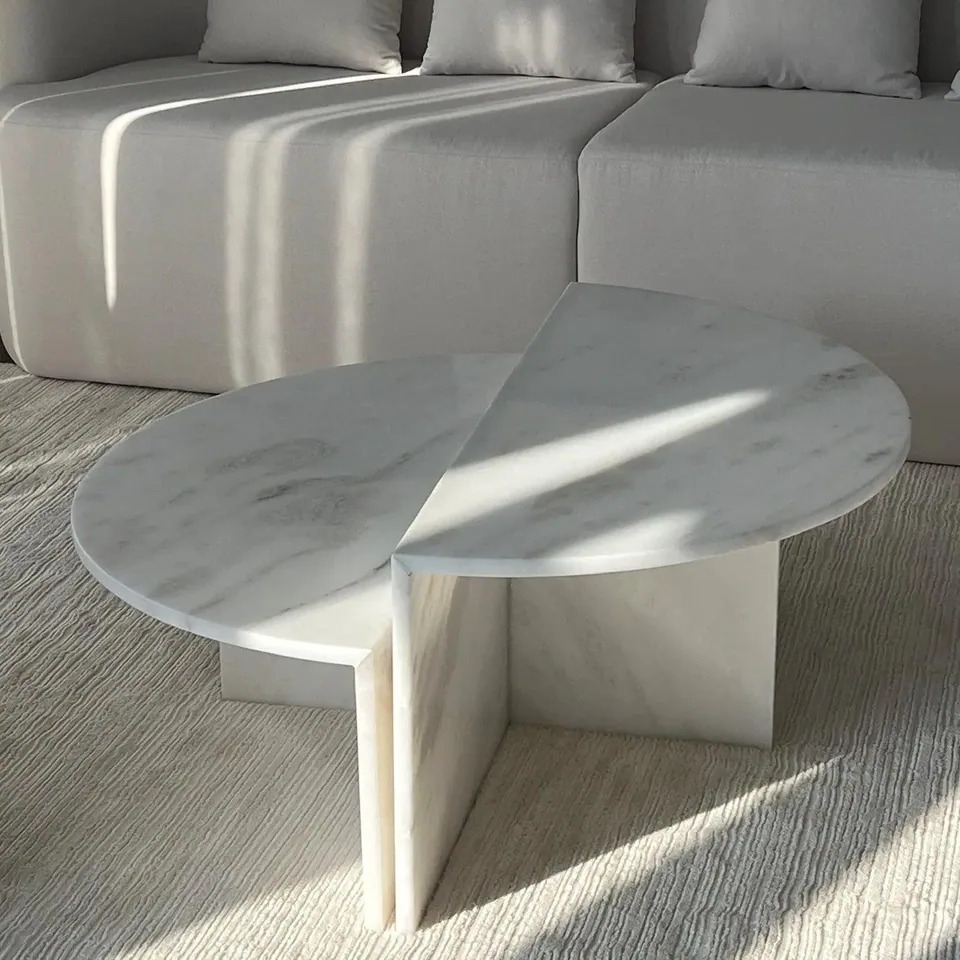 Table basse japandi Yuki en marbre blanc, deux demi-lunes, vue 3