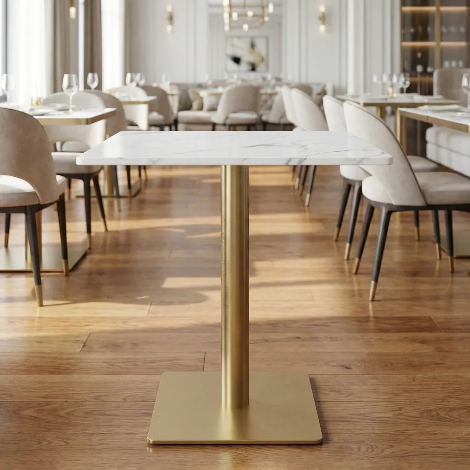 Table bistrot japandi De Luca en marbre blanc, piètement doré