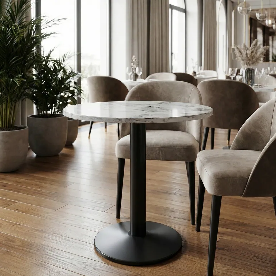 Table bistrot japandi ronde Luciano en marbre gris, piètement noir