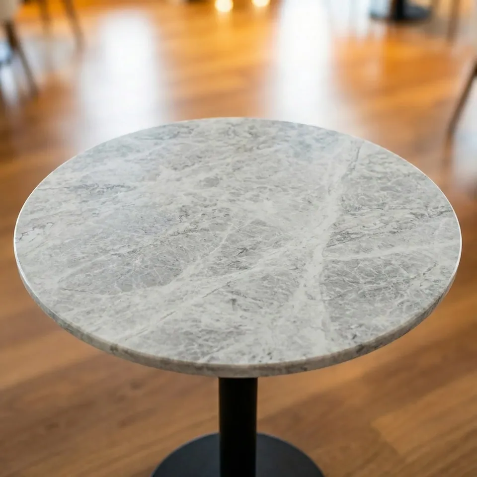 Table bistrot japandi ronde Luciano en marbre gris, piètement noir, vue 2