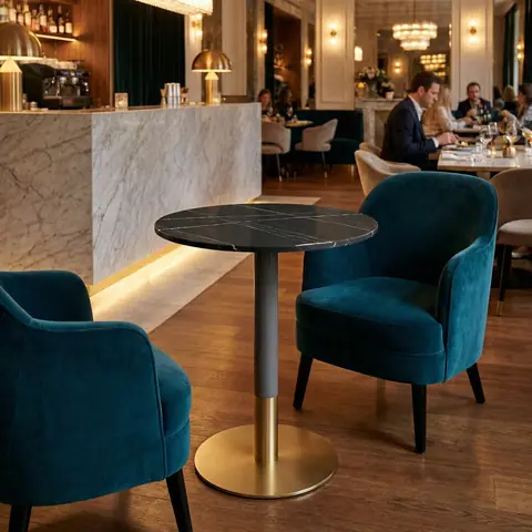 Table bistrot japandi ronde Luciano en marbre noir, pied doré