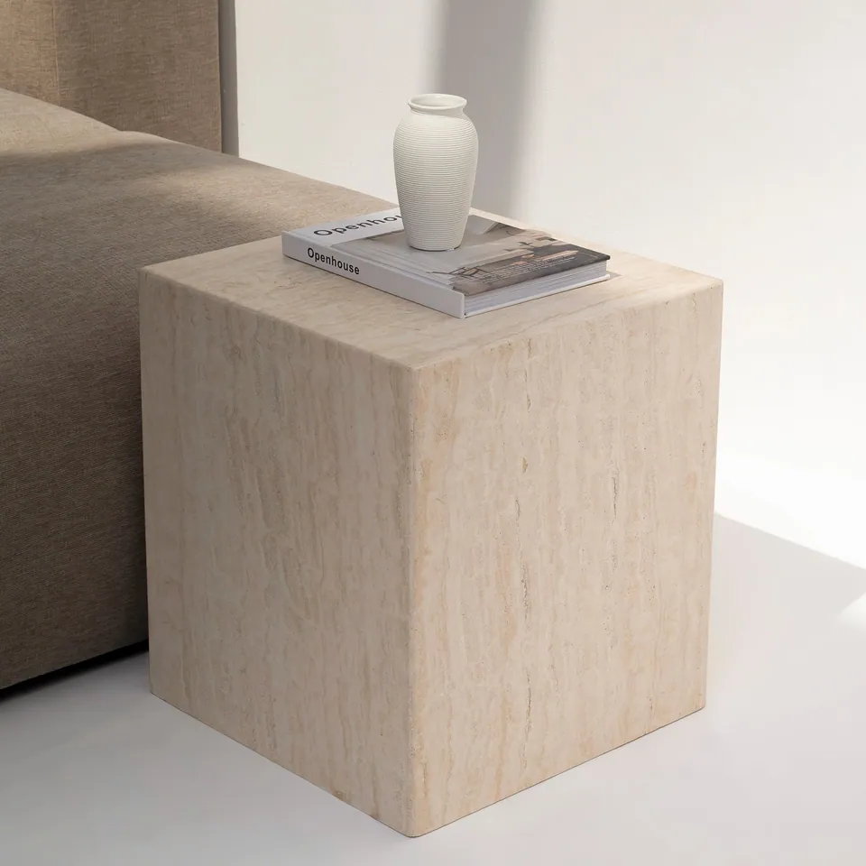 Table d’appoint japandi Cube en travertin, format 50 cm, vue 2