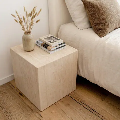 Table d’appoint japandi Cube en travertin, format 60 cm