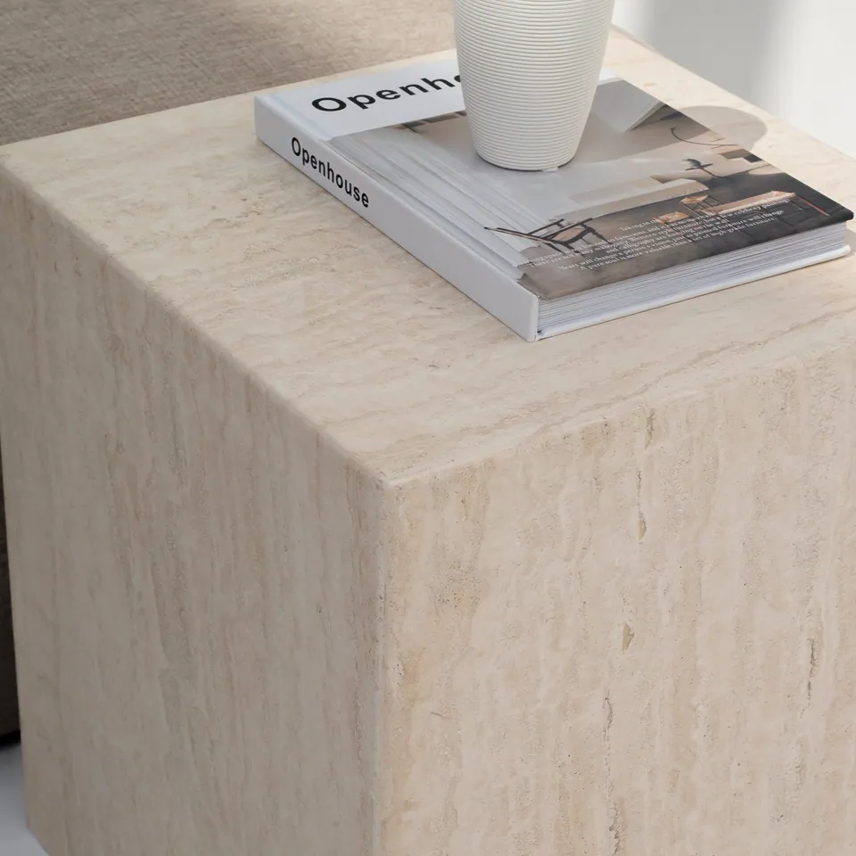 Table d’appoint japandi Cube en travertin, format 60 cm, vue 2