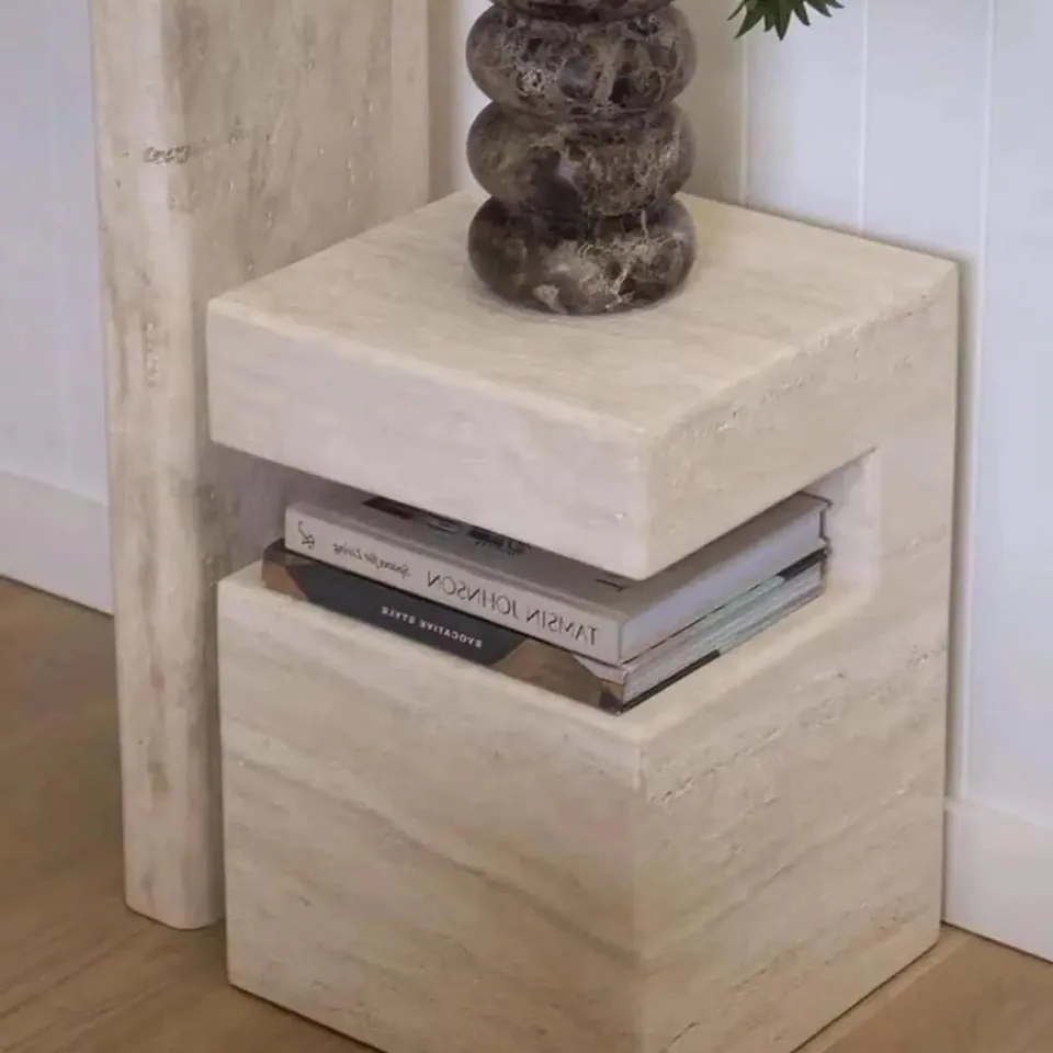 Table d’appoint japandi cubique Zen en travertin clair, vue 2