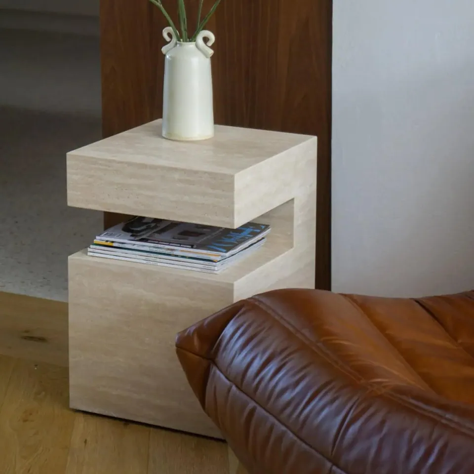 Table d’appoint japandi cubique Zen en travertin clair, vue 3