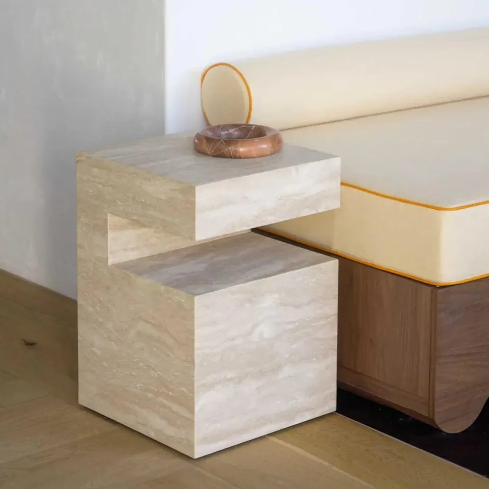 Table d’appoint japandi cubique Zen en travertin clair, vue 5