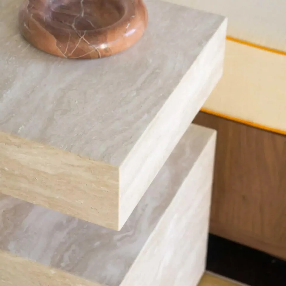 Table d’appoint japandi cubique Zen en travertin clair, vue 6