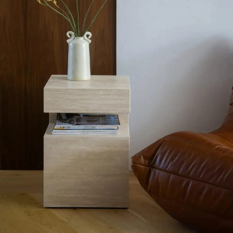Table d’appoint japandi cubique Zen en travertin clair, vue 7