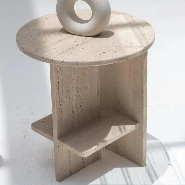 Table d’appoint japandi Foss en travertin avec étagère intégrée, vue 2