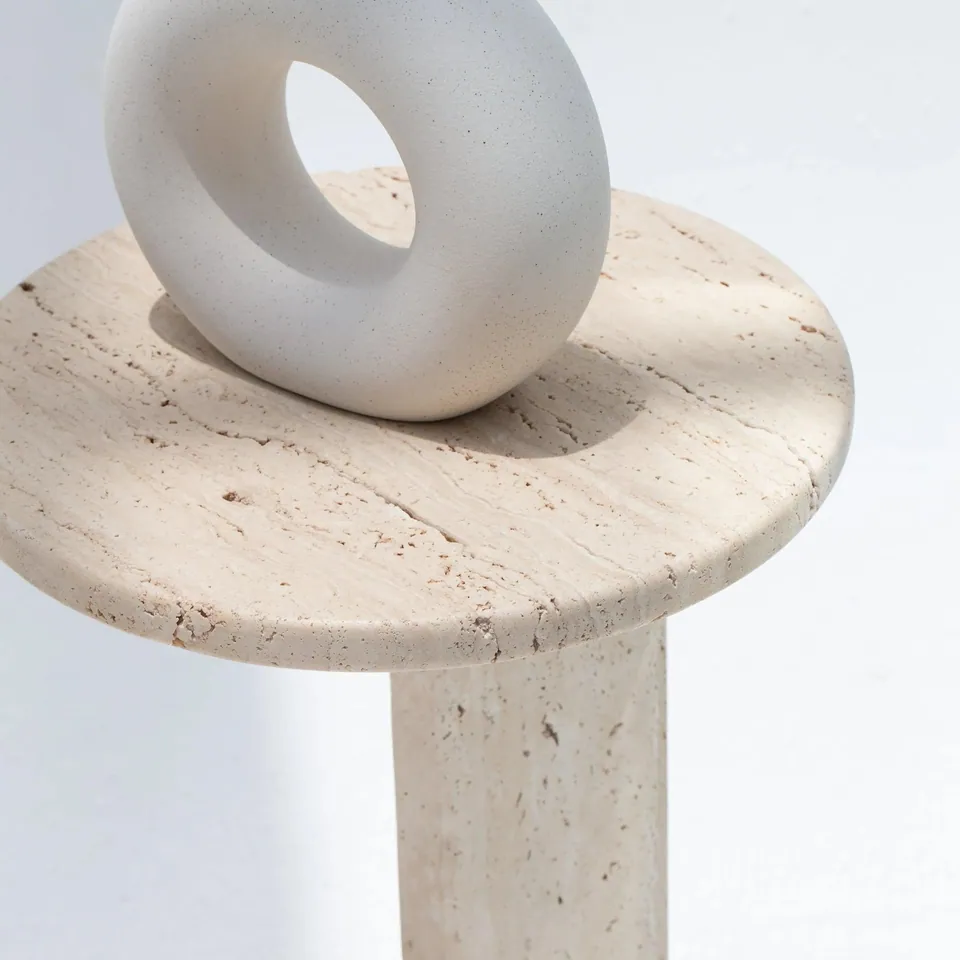 Table d’appoint japandi Hana en travertin, plateau rond Ø 30 cm, vue 6