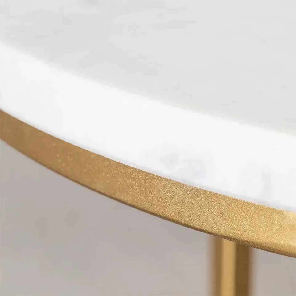 Table d’appoint japandi Hoshi en marbre blanc et métal doré, vue 4