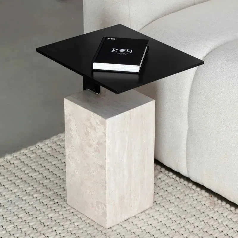 Table d’appoint japandi Iskel en travertin et métal noir, vue 2
