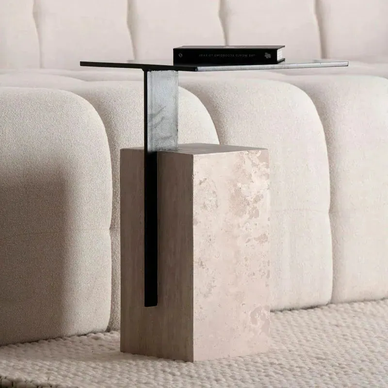 Table d’appoint japandi Iskel en travertin et métal noir, vue 3