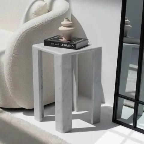 Table d’appoint japandi Mosse en marbre blanc veiné
