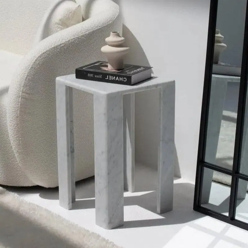 Table d’appoint japandi Mosse en marbre blanc veiné