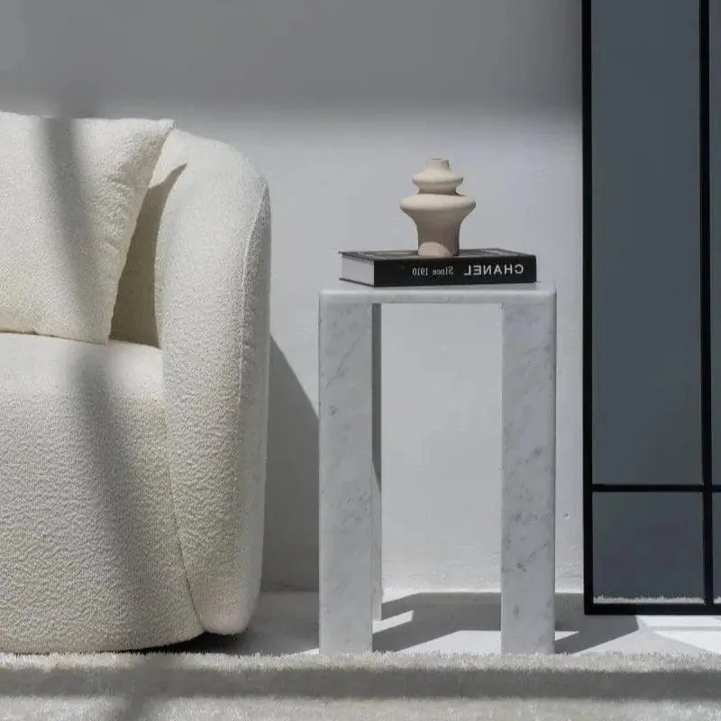 Table d’appoint japandi Mosse en marbre blanc veiné, vue 3