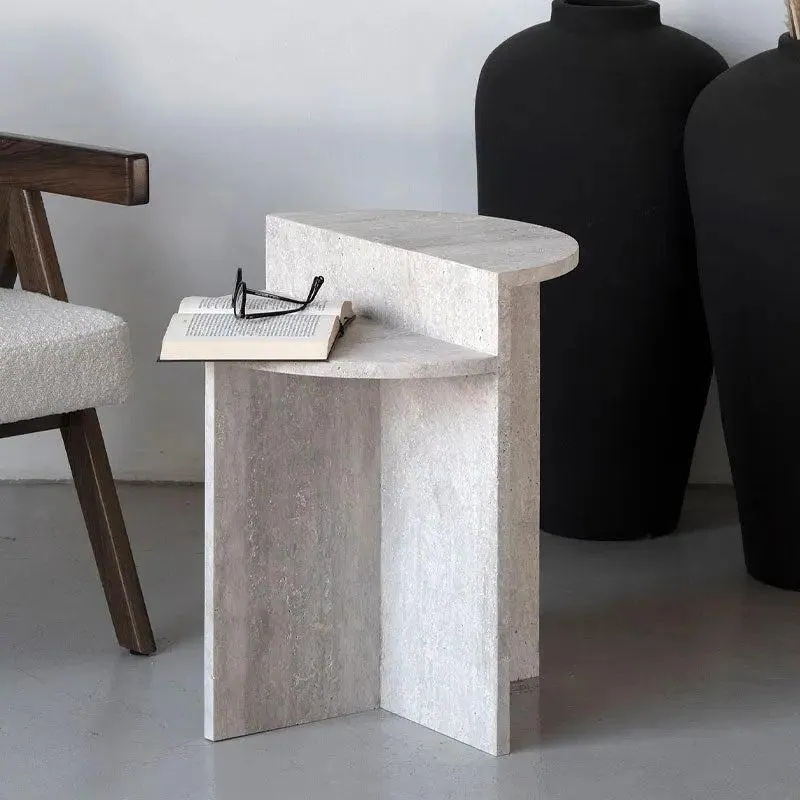Table d’appoint japandi Natsu, travertin à deux demi-lunes, vue 2