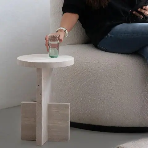 Table d’appoint japandi ronde Dal en travertin, pied en T