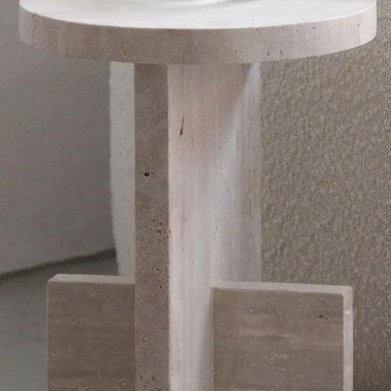 Table d’appoint japandi ronde Dal en travertin, pied en T, vue 2