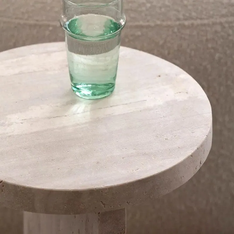 Table d’appoint japandi ronde Dal en travertin, pied en T, vue 3