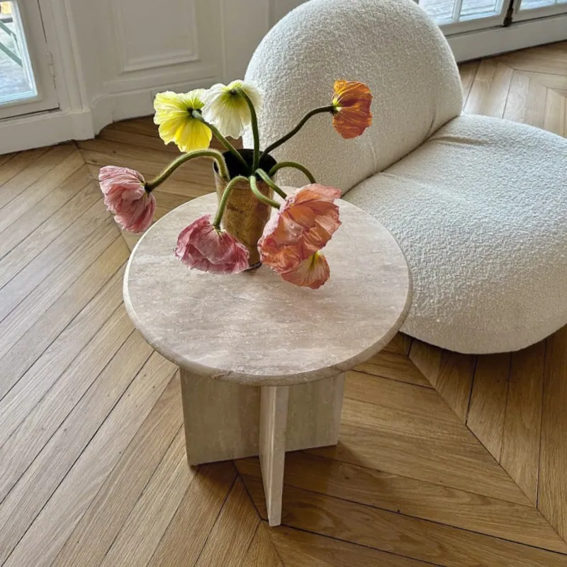 Table d’appoint japandi ronde Meijin en travertin, pied croisé, vue 2