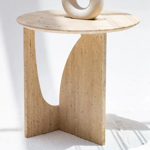 Table d’appoint japandi Sakura en travertin, base ajourée, vue 2