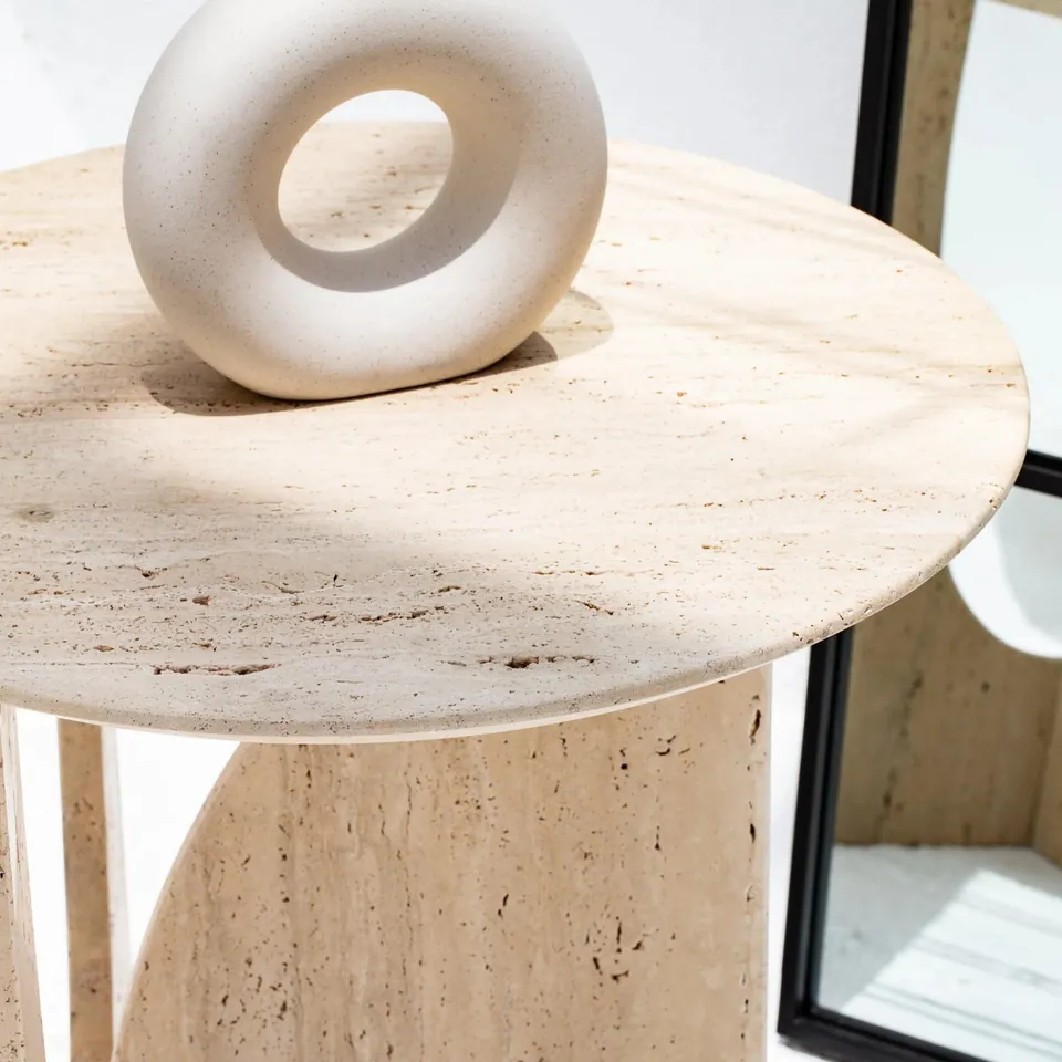 Table d’appoint japandi Sakura en travertin, base ajourée, vue 4