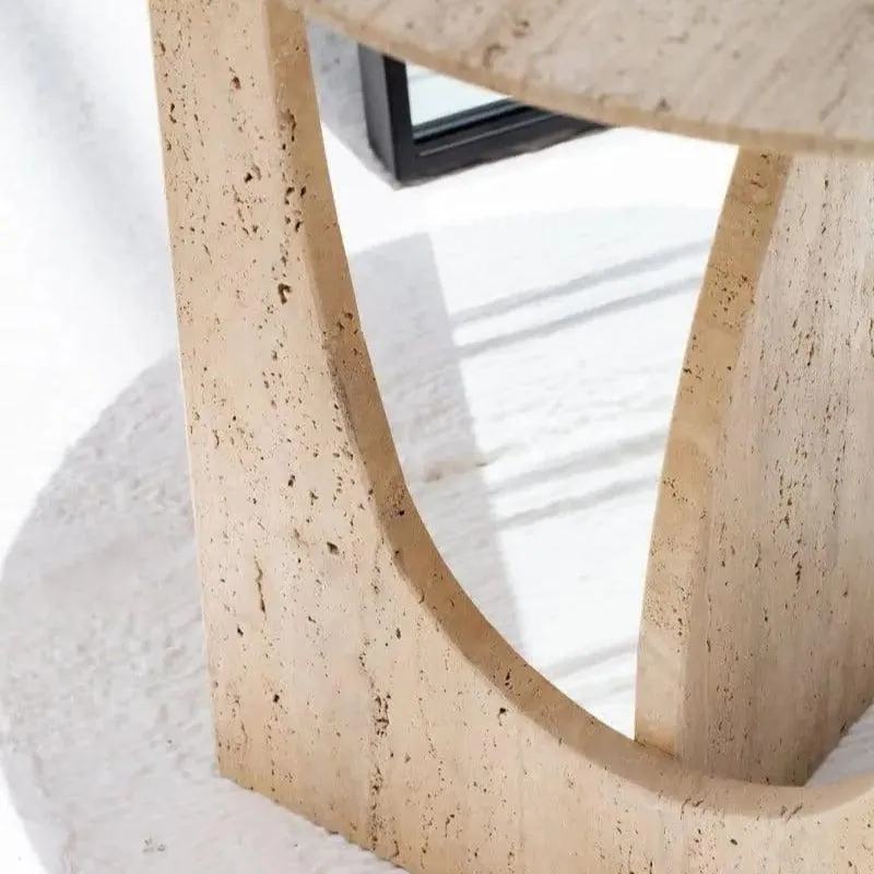 Table d’appoint japandi Sakura en travertin, base ajourée, vue 5