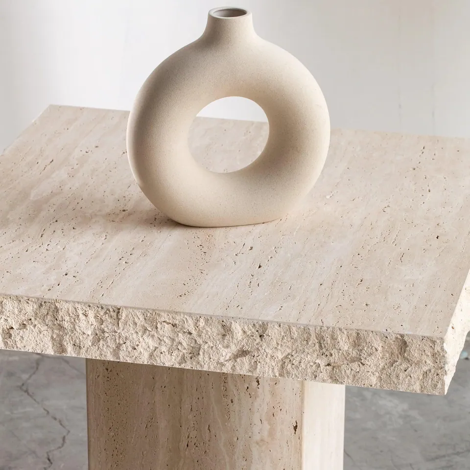 Table d’appoint japandi Ulf carrée en travertin brut, vue 3