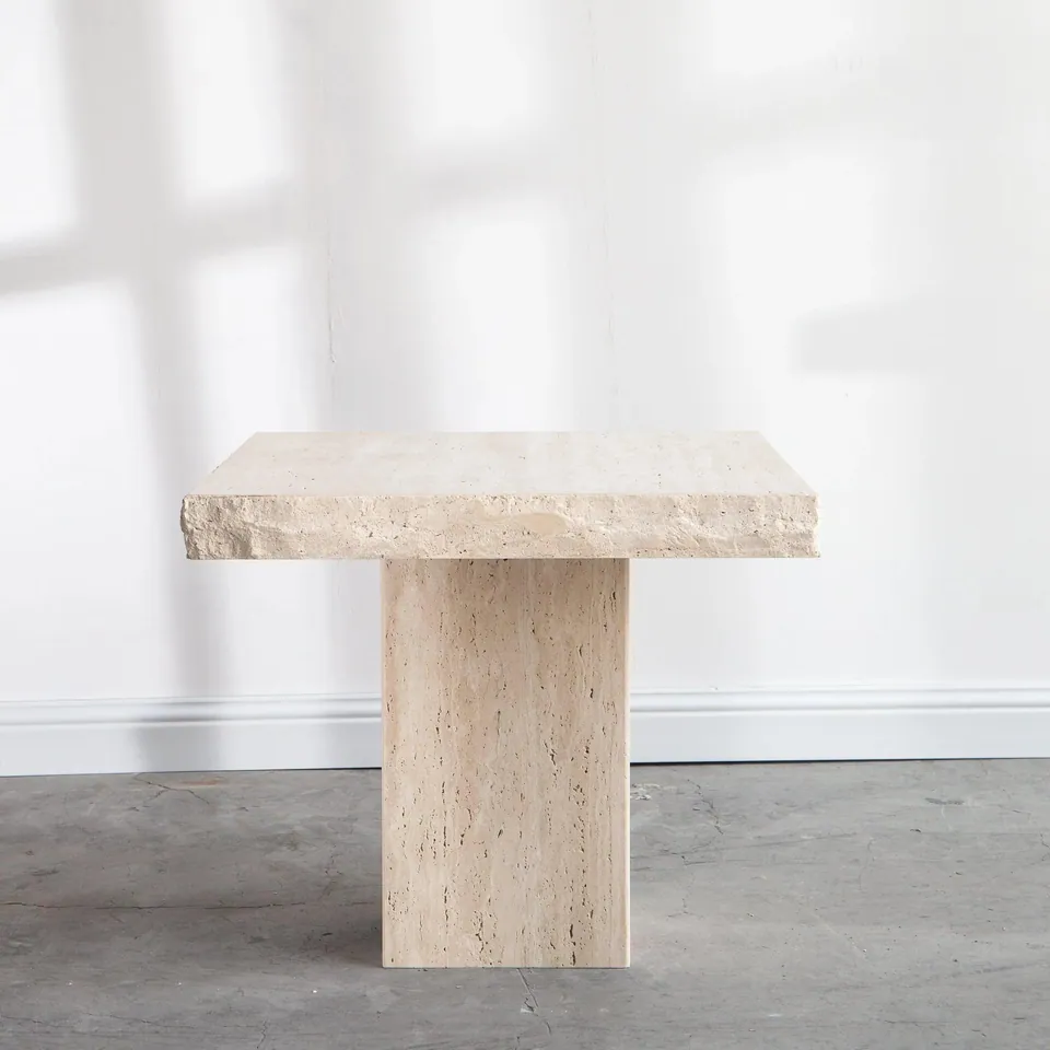 Table d’appoint japandi Ulf carrée en travertin brut, vue 4