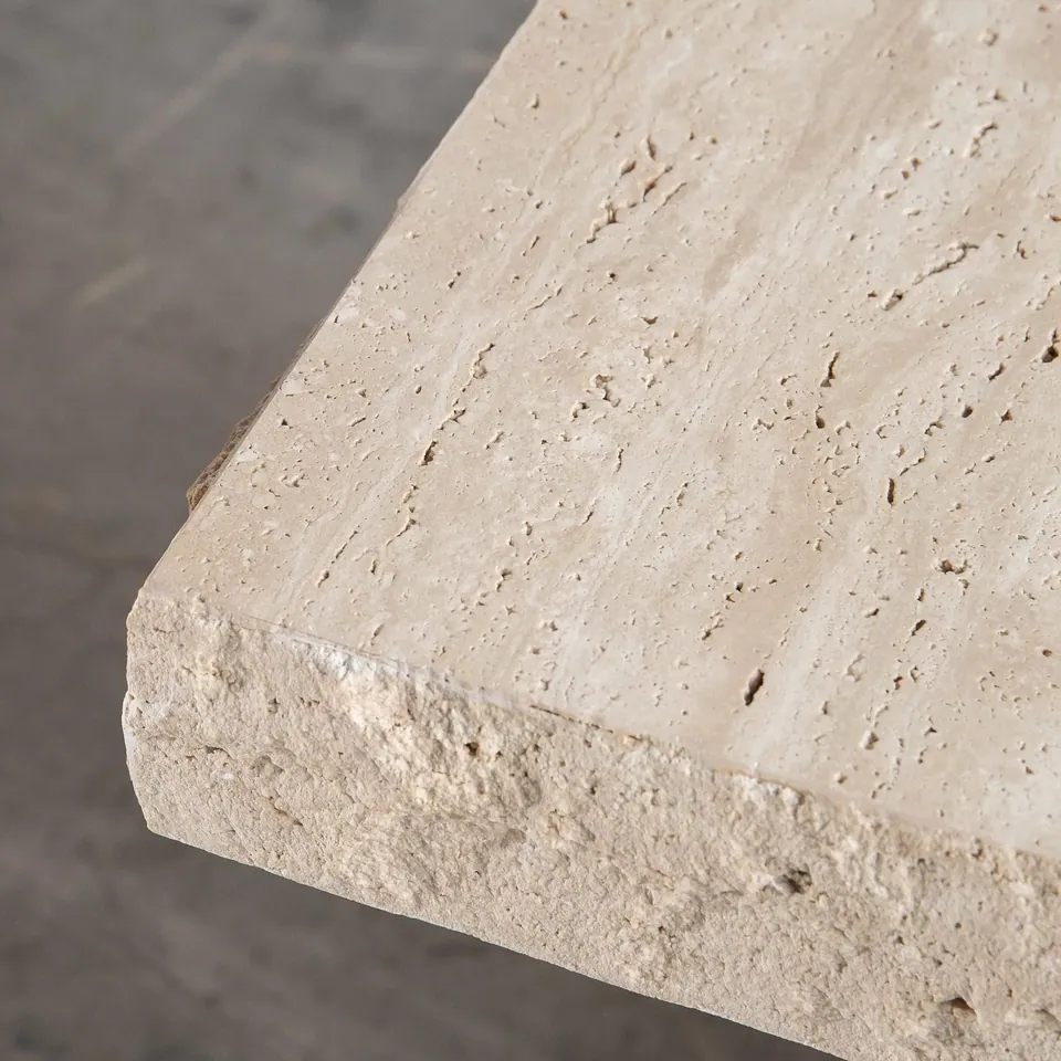 Table d’appoint japandi Ulf carrée en travertin brut, vue 5