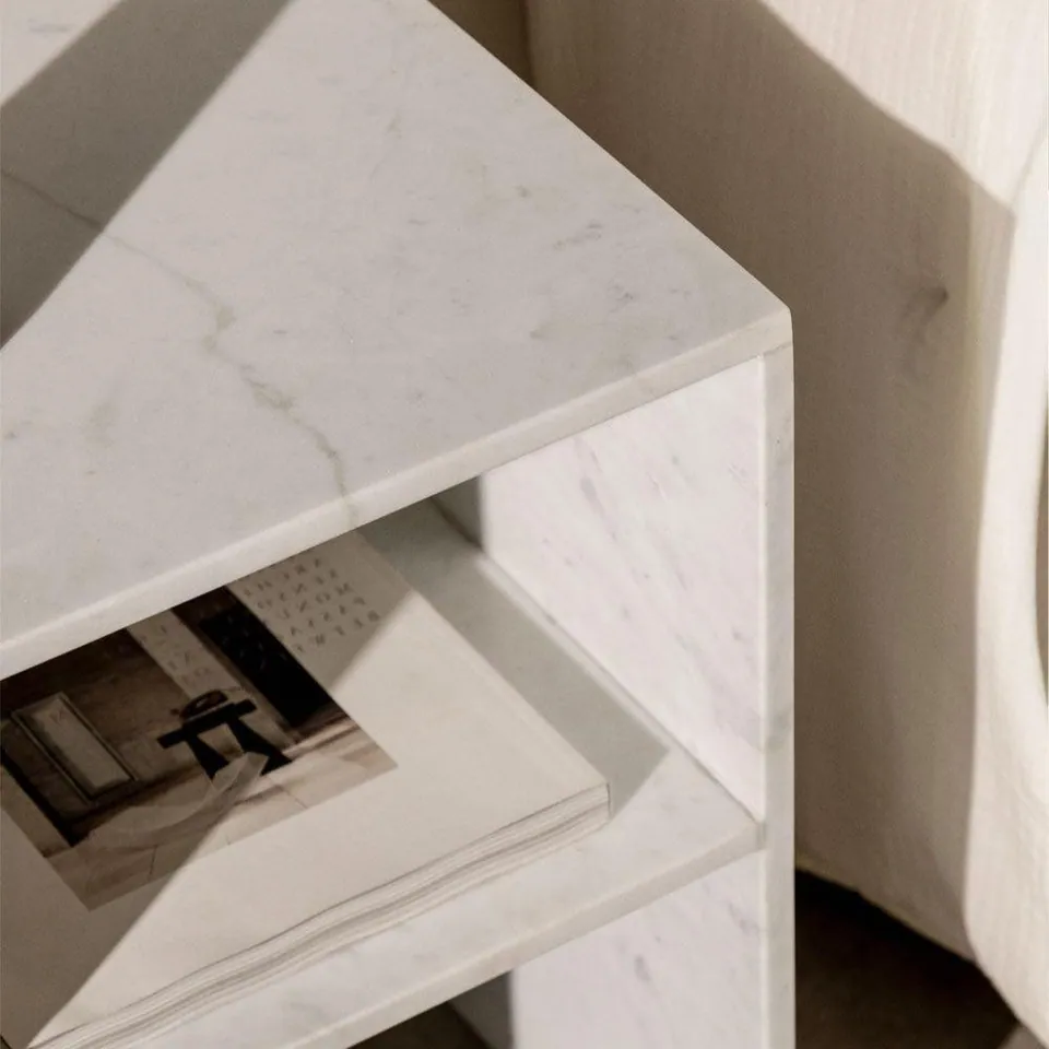 Table de chevet japandi carrée Oslo en marbre blanc, vue 2