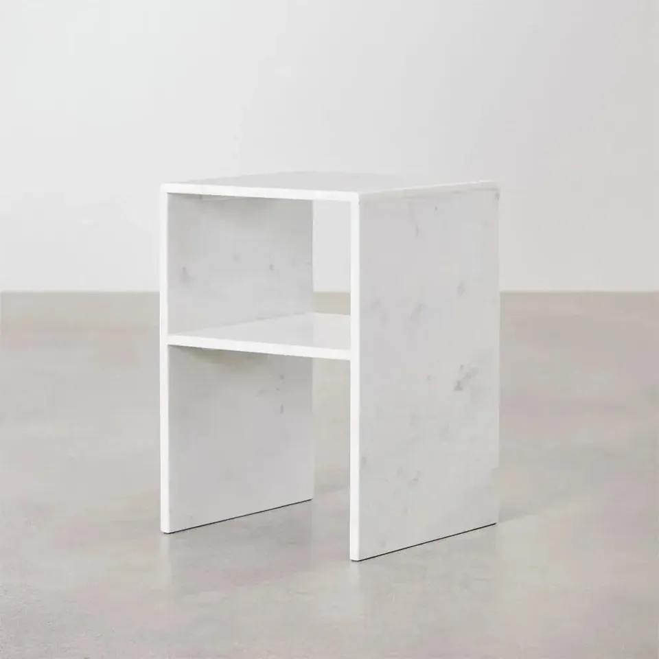 Table de chevet japandi carrée Oslo en marbre blanc, vue 3