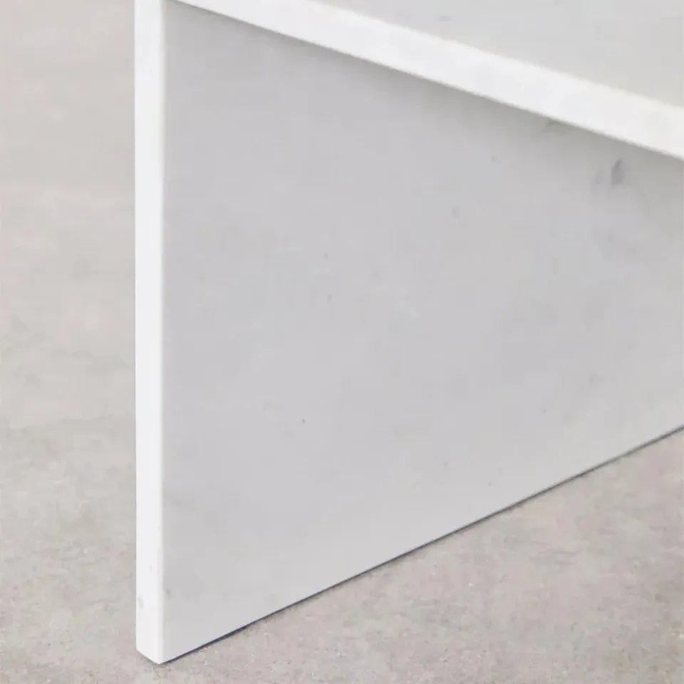 Table de chevet japandi carrée Oslo en marbre blanc, vue 4
