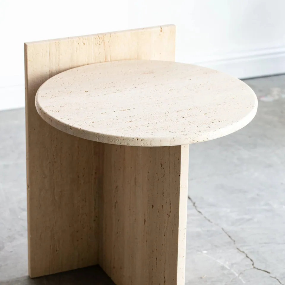 Table de chevet japandi Lind ronde en travertin, vue 4