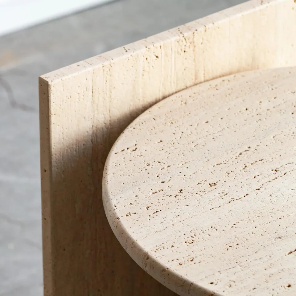 Table de chevet japandi Lind ronde en travertin, vue 5