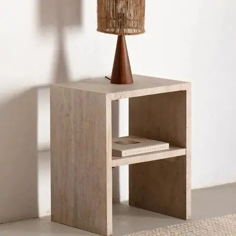 Table de chevet japandi Myr en travertin avec niche