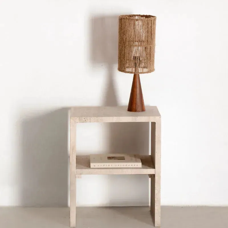 Table de chevet japandi Myr en travertin avec niche, vue 2