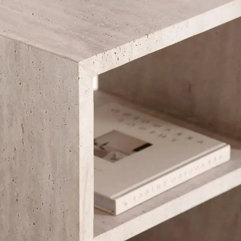 Table de chevet japandi Myr en travertin avec niche, vue 3