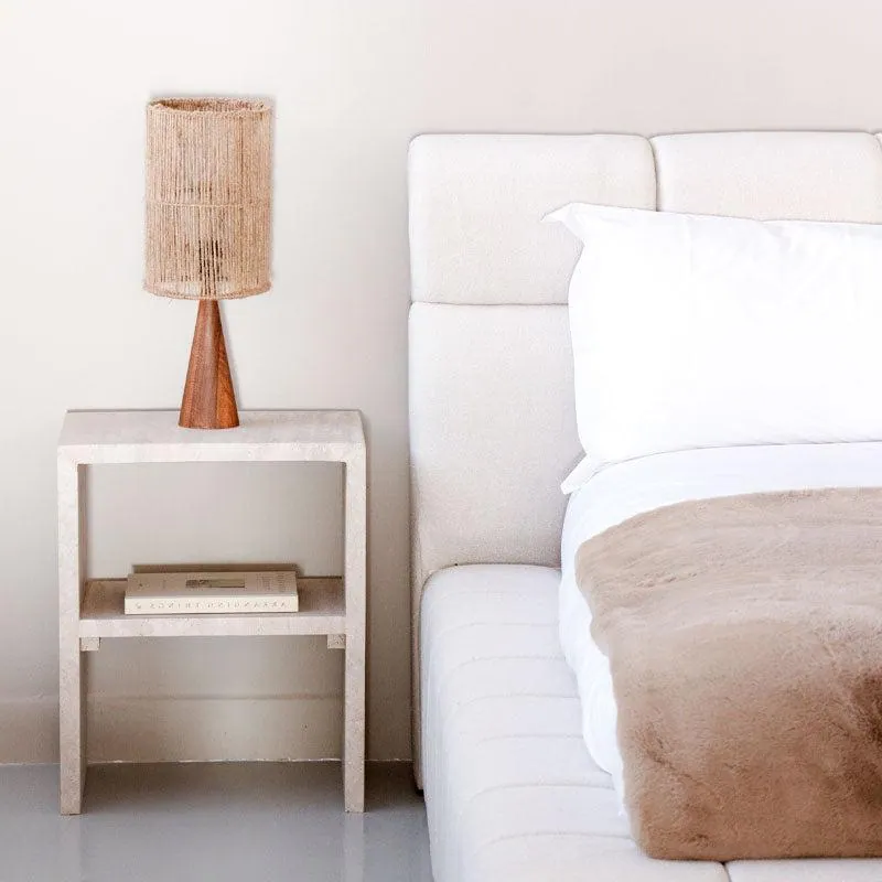 Table de chevet japandi Myr en travertin avec niche, vue 4