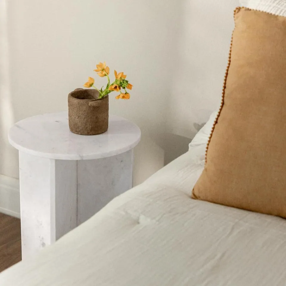 Table de chevet japandi ronde Tsuki en marbre blanc, vue 2