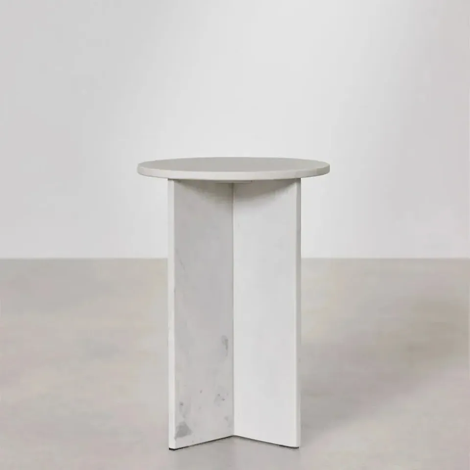 Table de chevet japandi ronde Tsuki en marbre blanc, vue 3